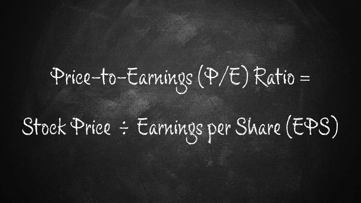 Price-to-Earnings (P/E) Ratio and formulas written on a chalkboard